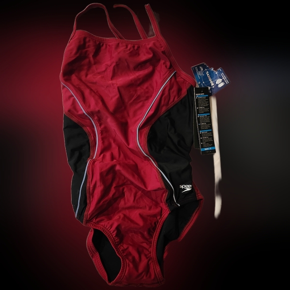 Speedo Womens Maroon and Black One Piece Competitive Swimsuit 6/32 New w/Damage